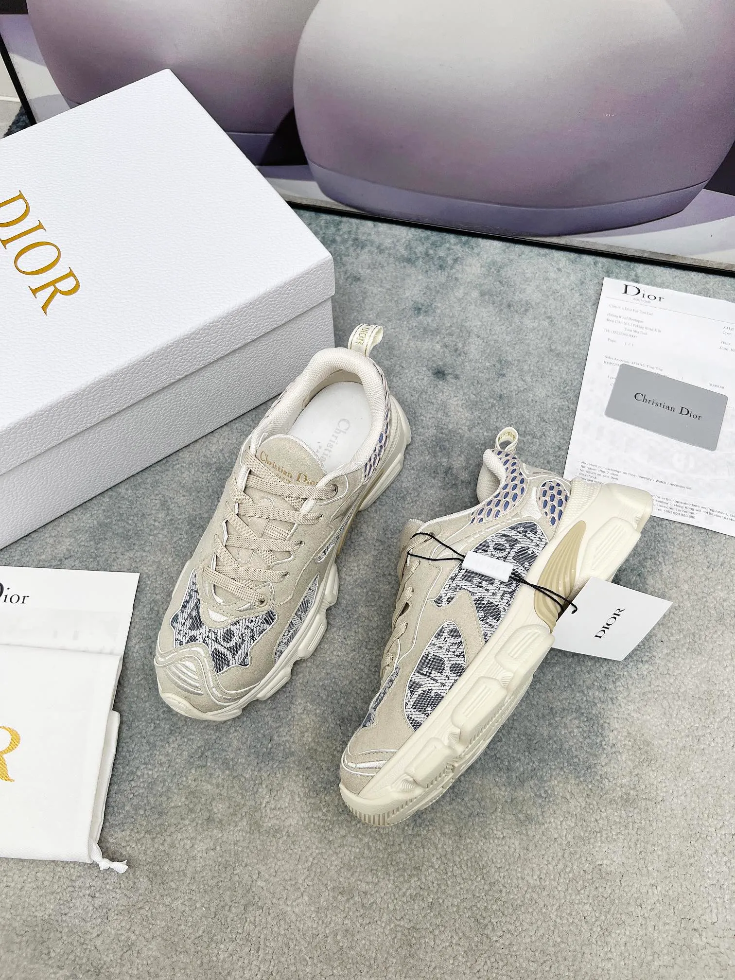👟👟Ex-factory price 560👟👟 The official website is updated simultaneously with the 2025 model. This Dior Chrono sneaker reinterprets running shoes in Dior's high-end style. Gray mesh fabric is paired with tonal suede calfskin panels, the CD logo on the side, the star patch on the tongue and the Dior logo on the heel, all in classic fine detail. Featuring two-tone laces and a lightweight sole with star graphics, they can be worn year-round. Size: Women’s size 35-41 (35/42 can be customized) Color: 12 colors available